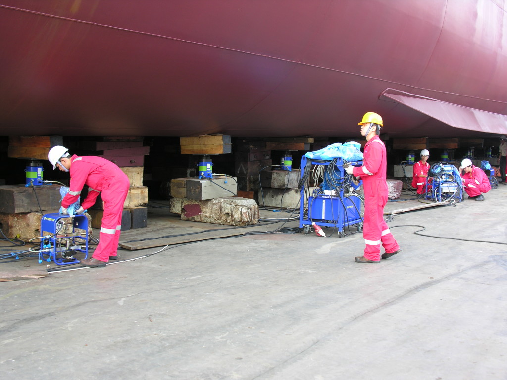 Installation of jacks and transducers during weighing of ship